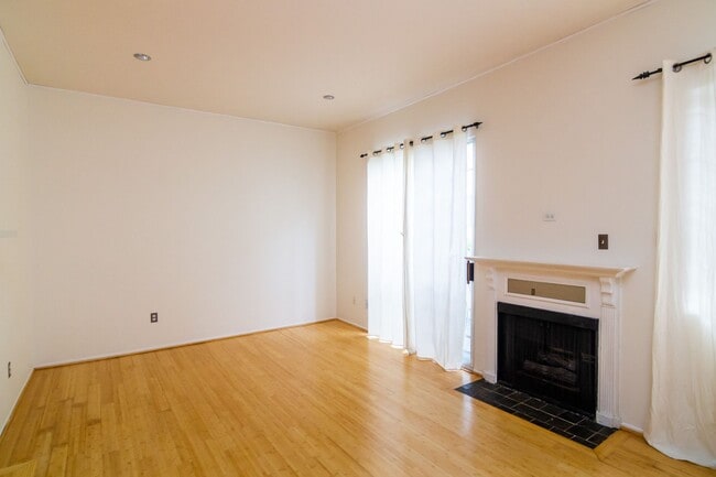 Building Photo - PRIME LOCATION FOR 2 BEDROOM/2.5 BATHROOM ...
