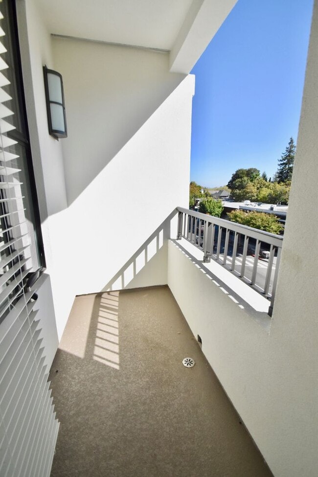 Building Photo - 1 Bedroom/1 Bathroom/Parking/ ADA Accessible in Modern Building