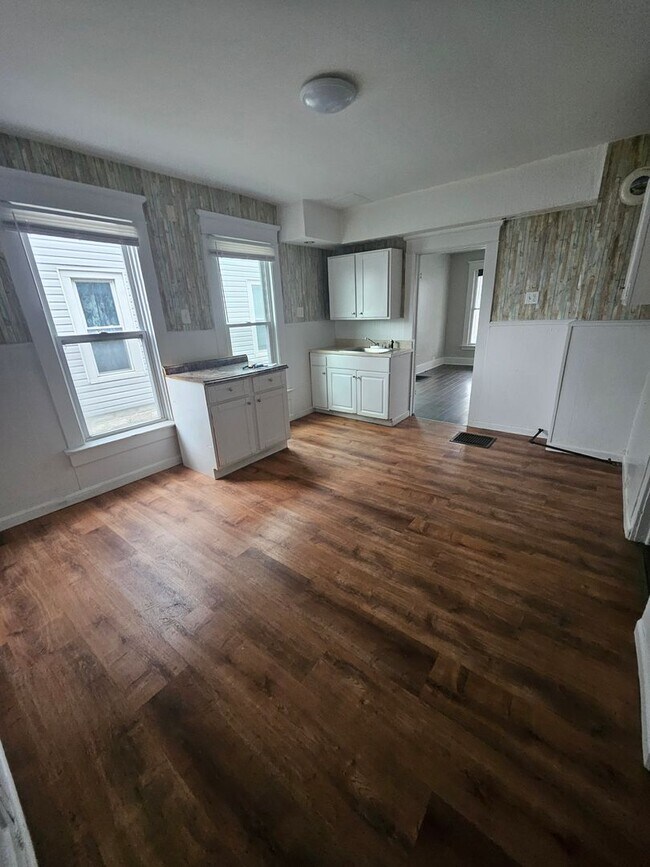 Foto del edificio - Lower 3 bedroom unit east side