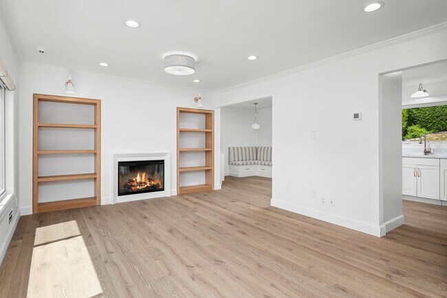 Building Photo - Spacious 3 Bed, 3 Bath