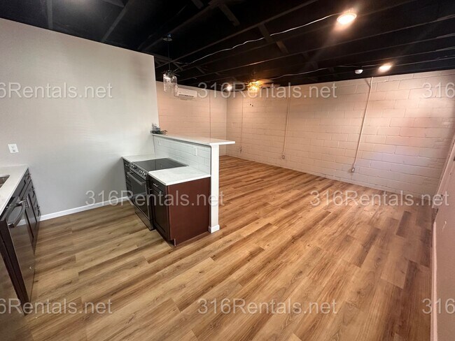 Foto del edificio - 3223 E Douglas Ave