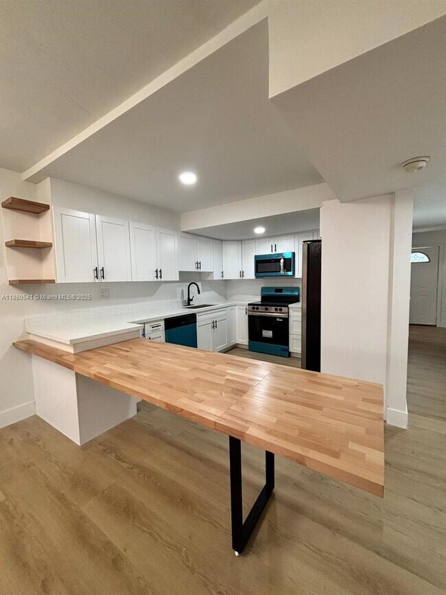 Foto del edificio - 10700 NW 7th St