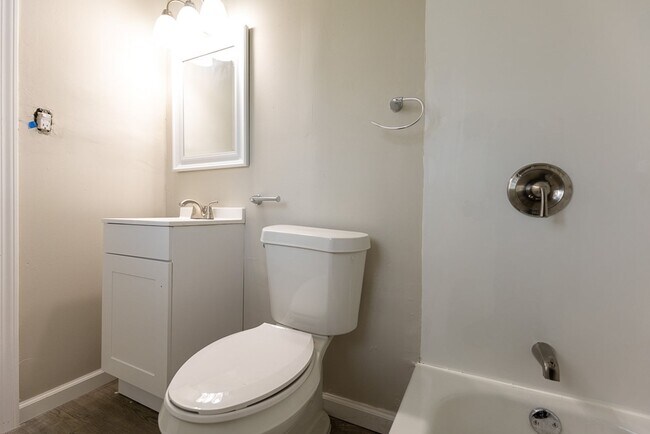 Foto del edificio - 1 Bedroom One Bath Unit For Lease