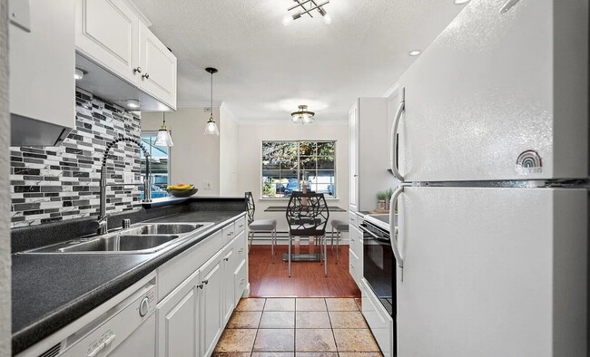 Building Photo - Welcome to this serene, generous unit in t...