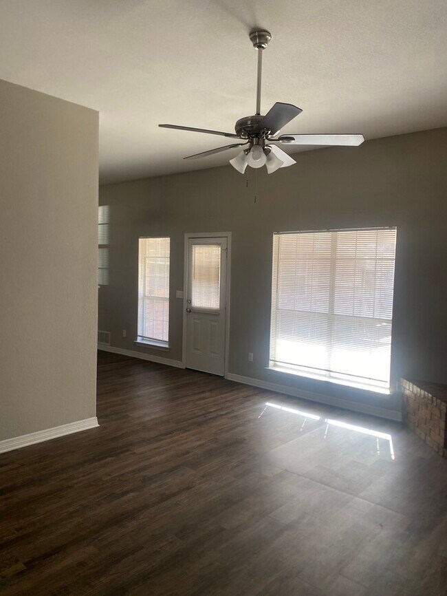 Building Photo - 903 Breckenridge Dr