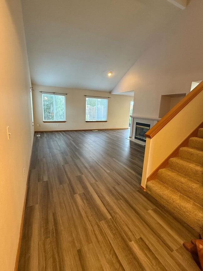 Foto del edificio - Spacious and Newly Updated 3 Bed/2.5 Bath in Desirable Salmon Creek area!