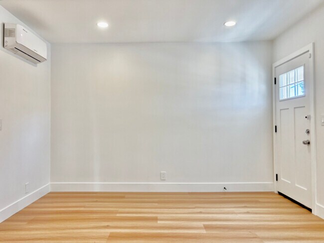 Building Photo - 854 Orange Ave