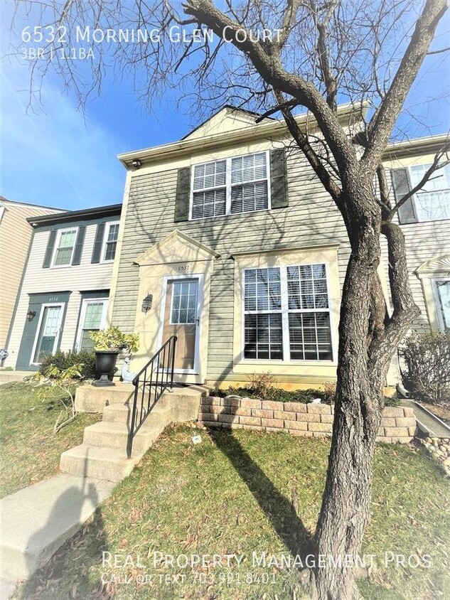 Primary Photo - Updated sunny townhome. Picture perfect lo...