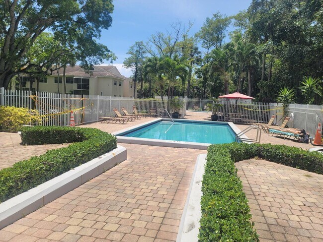 Foto del edificio - 671 Cypress Lake Blvd