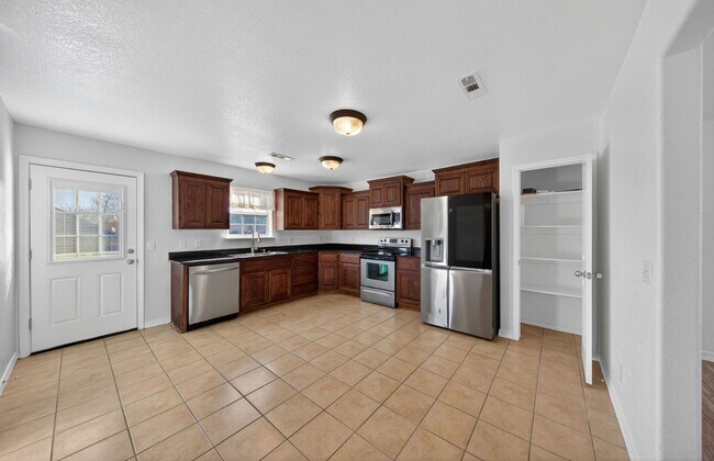 Building Photo - Are you looking for a short term rental. Look No further!!