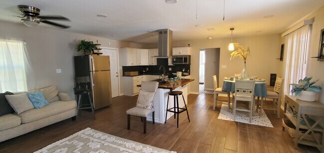 Foto del edificio - 2716 McKenzie Ave