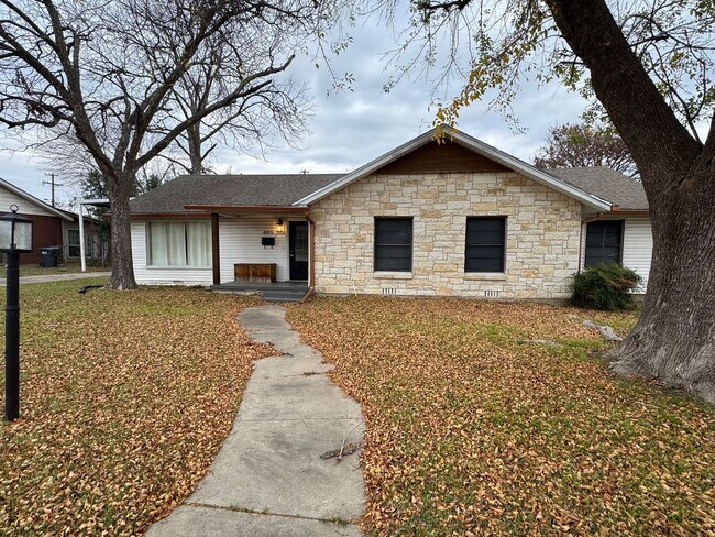 Building Photo - Beautiful Castle Heights Home