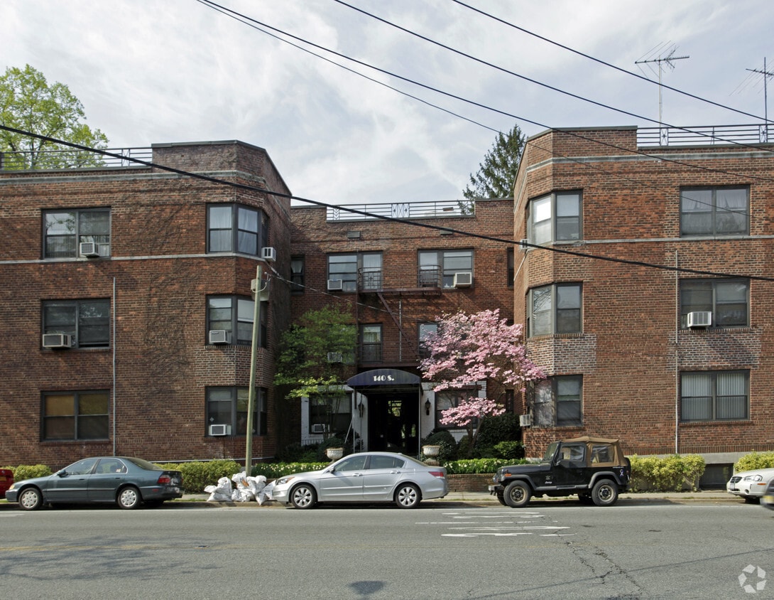 Melbourne House Apartments in Great Neck, NY