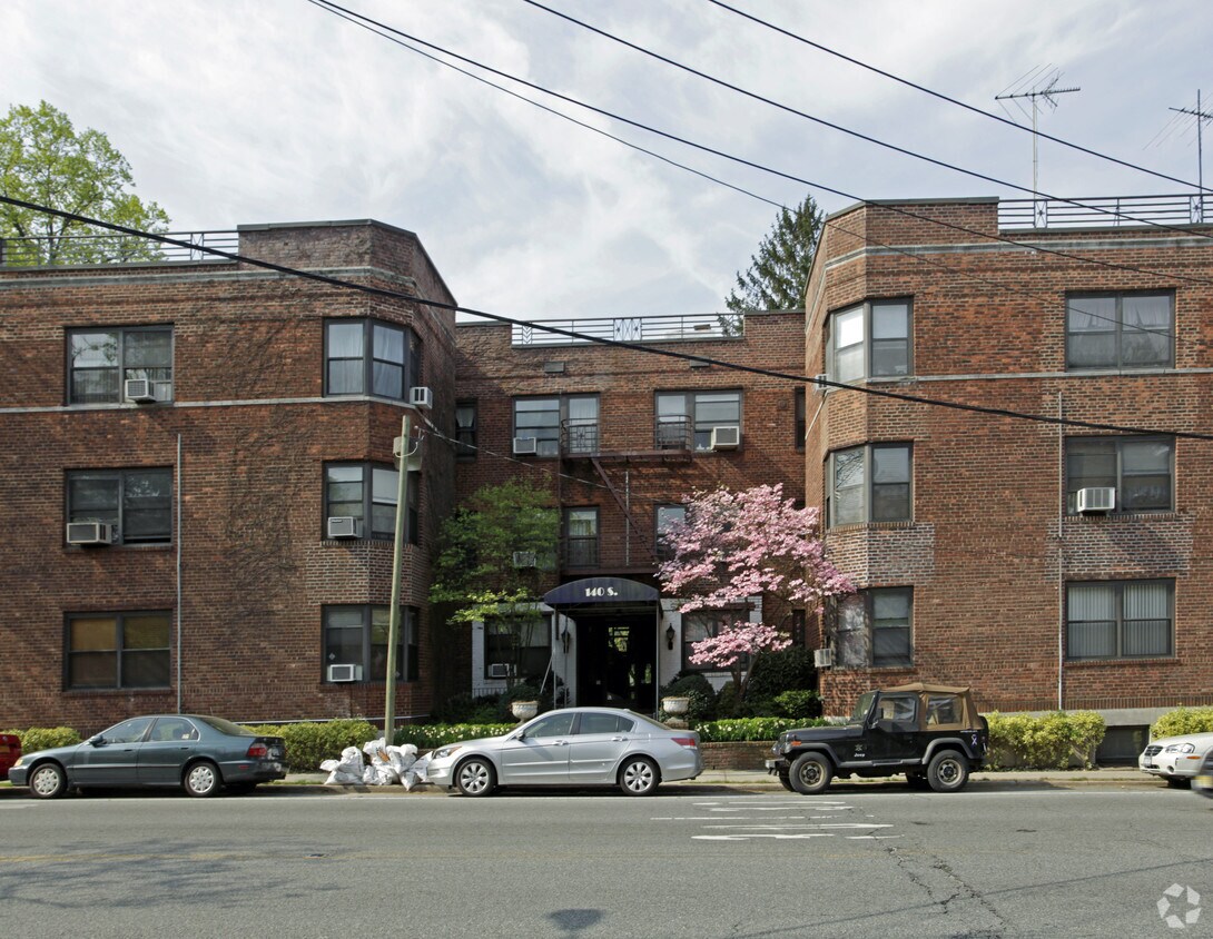 Melbourne House Apartments in Great Neck, NY