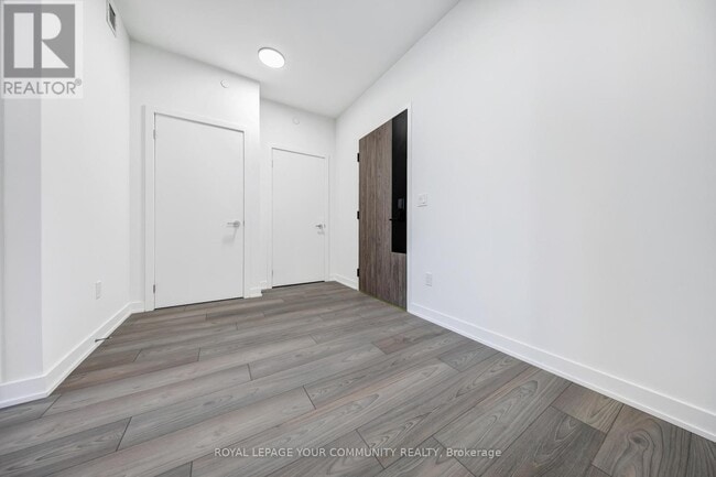 Building Photo - 1007 The Queensway