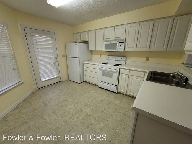 Building Photo - 2640 Ingleside Dr
