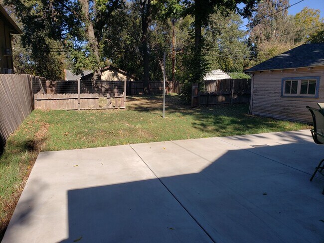 Building Photo - ROOMMATE ADDITION (1) -PLEASE CONTACT ISAB...