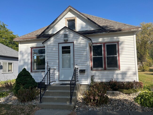 Building Photo - 2 Bed 1 Bath + Double Stall Garage