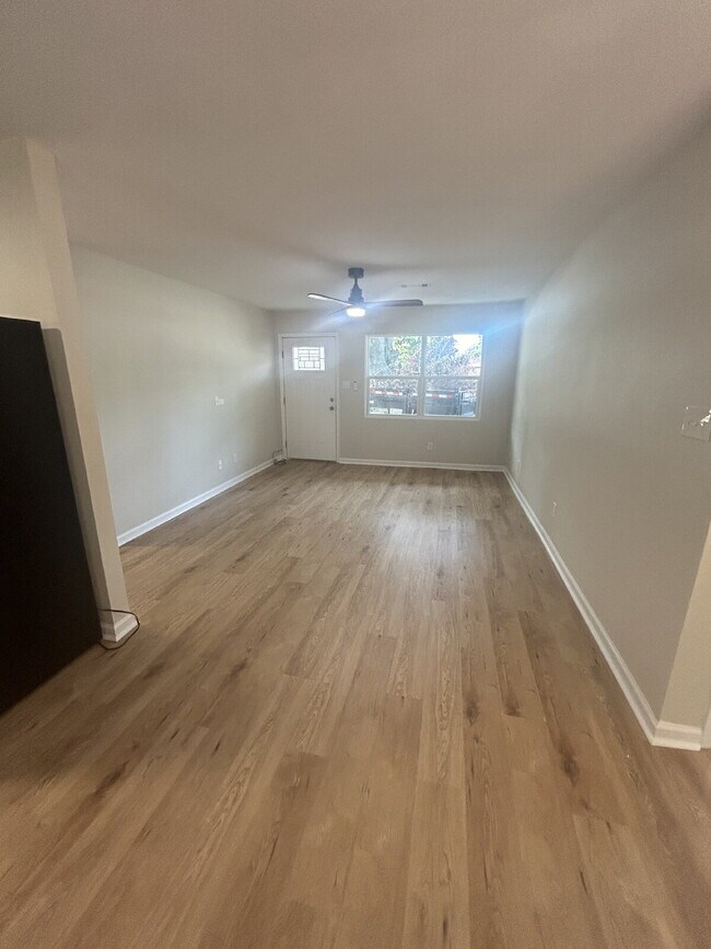 Foto del edificio - "Charming 4-Bedroom Retreat with Granite T...