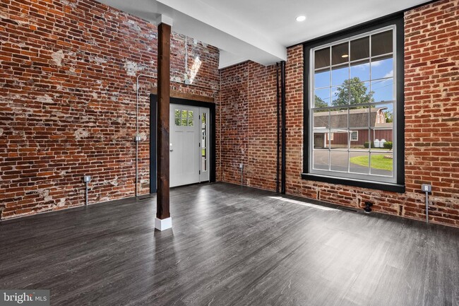Foto del edificio - 819 Blooming Glen Rd