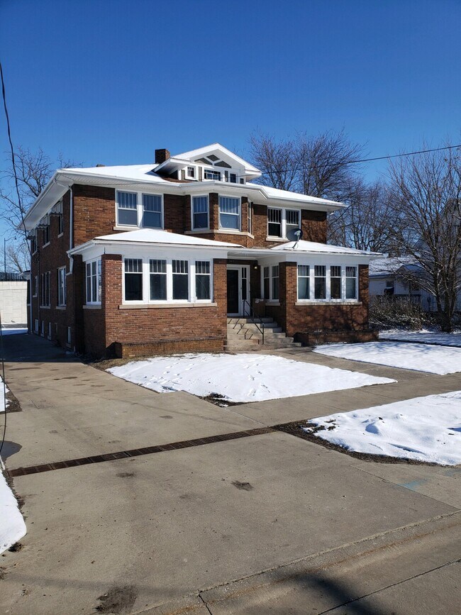 343 E Water St Unit 1, Galesburg, IL 61401 Condo for Rent in