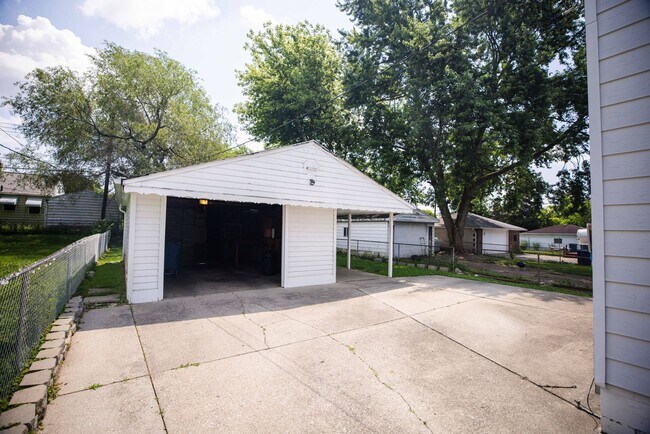 Building Photo - Beautiful traditional three bedroom two st...