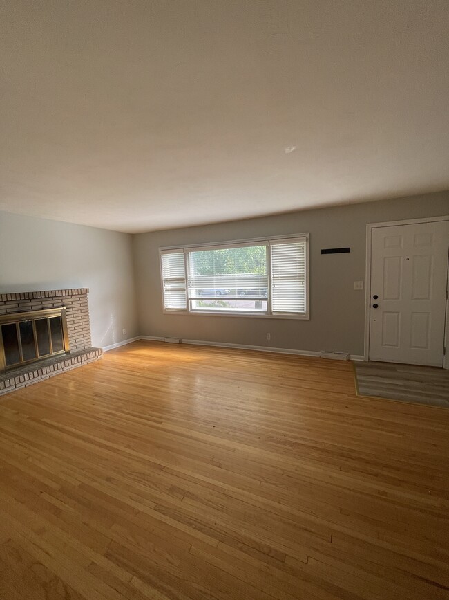 Building Photo - 729 Robinwood Ln