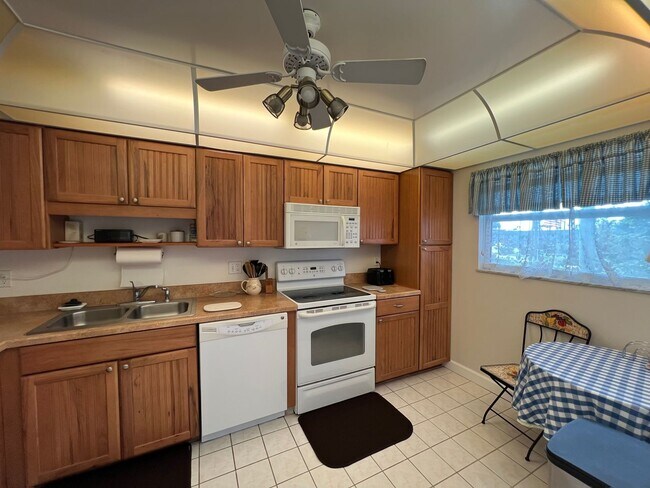 Foto del edificio - *55+ Community* 2nd floor furnished Condo