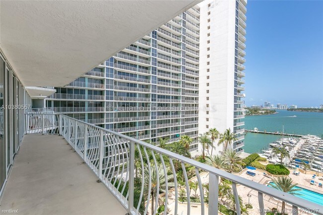 Foto del edificio - 7601 E Treasure Dr