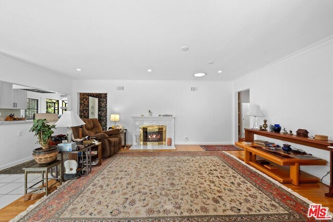 Foto del edificio - 7449 Kentwood Ave