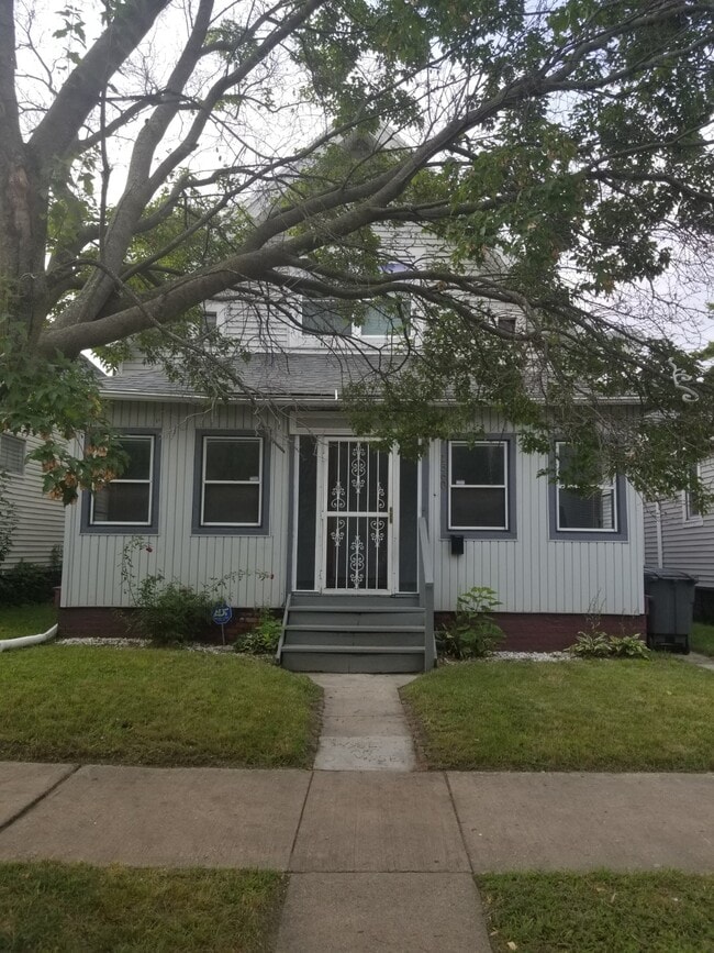 Enclosed front porch - 1560 Buckingham St