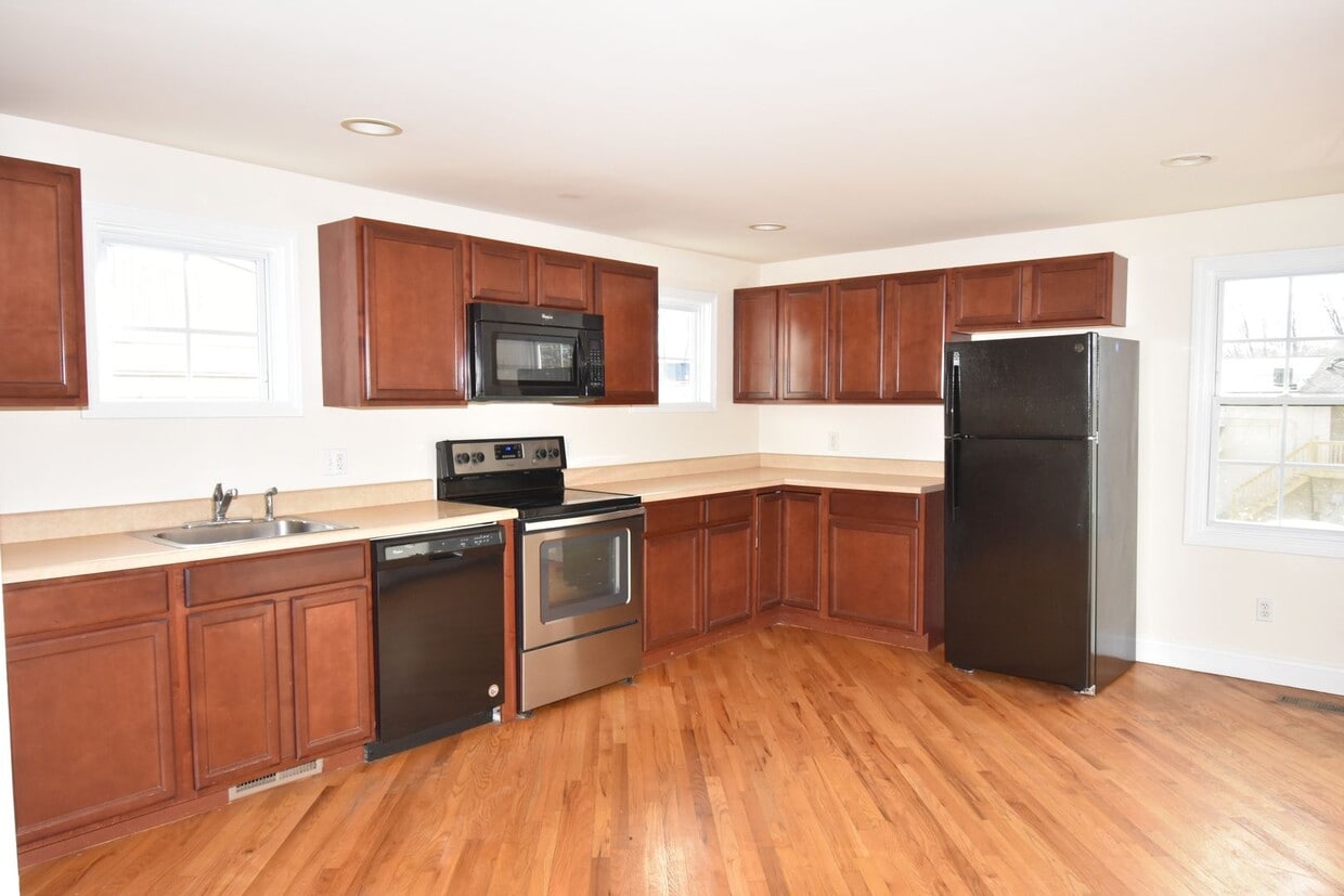 Primary Photo - Spacious 3 bdrm house with 1.5 baths locat...