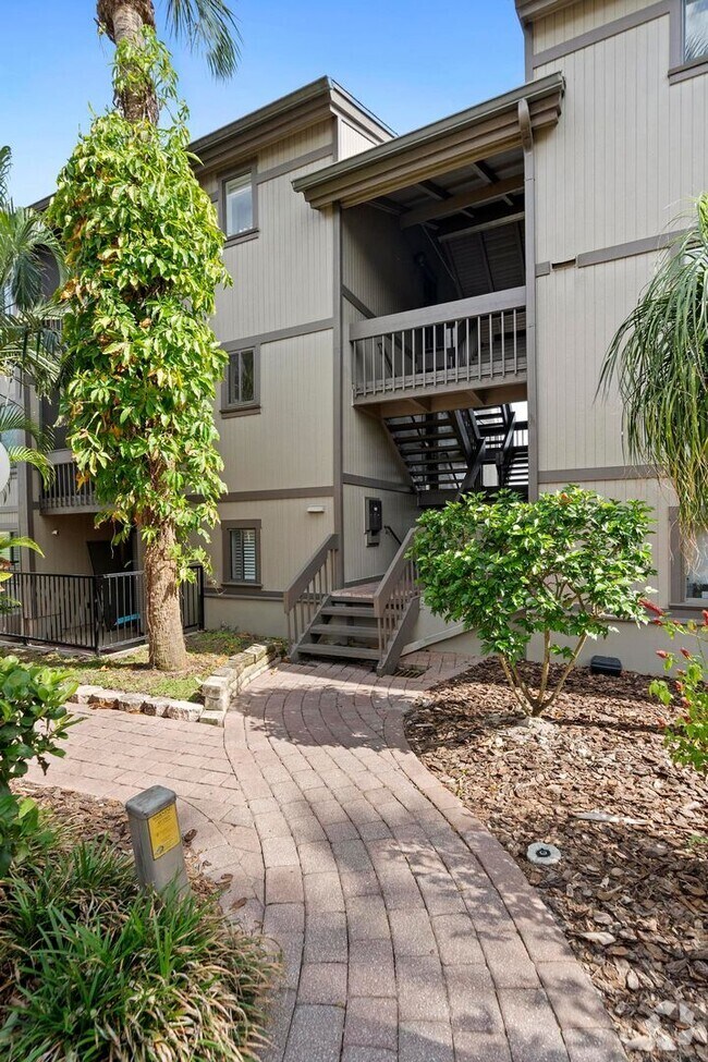 Building Photo - 652 Lake Villas Dr