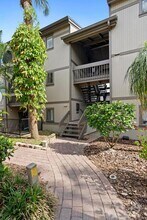 Building Photo - 652 Lake Villas Dr