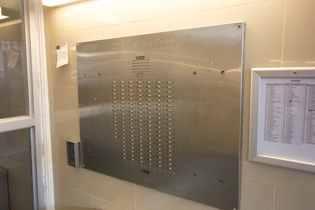 Foto del edificio - 2375 E 3rd St