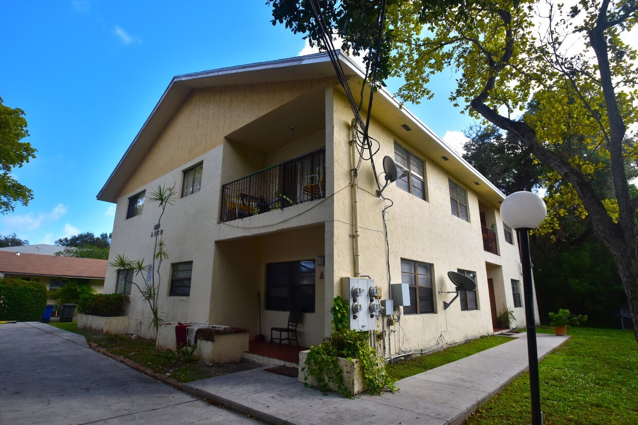 8th Street Apartments Hallandale Beach, FL