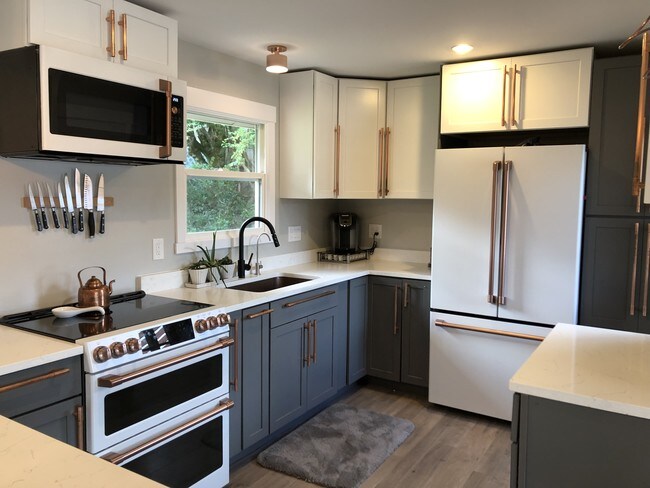Kitchen w/ full appliences - 30326 SE Lake Retreat S Dr