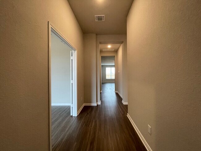 Foto del edificio - 7519 Broadmoor Cv