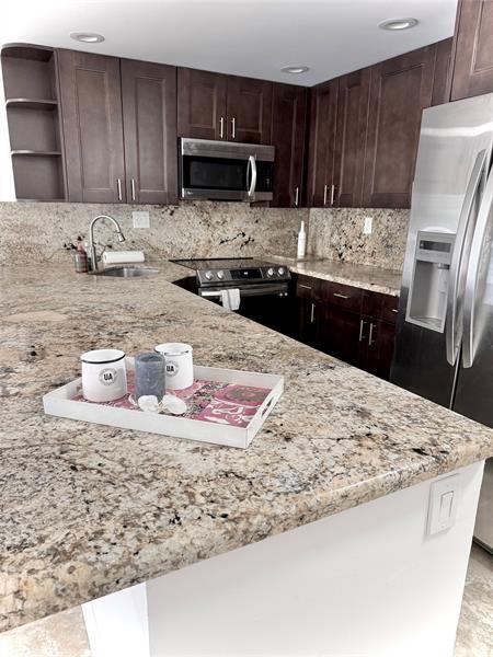 Primary Photo - 550 Bayshore Dr