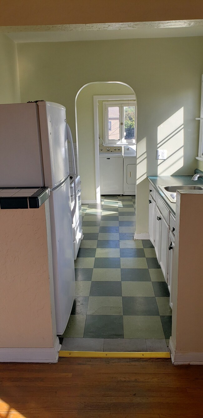 Kitchen - 1308 S Cloverdale Ave