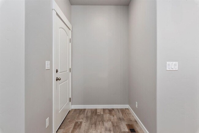 Foto del edificio - Beautifully finished 3 bedroom, 2 1/2 bath...