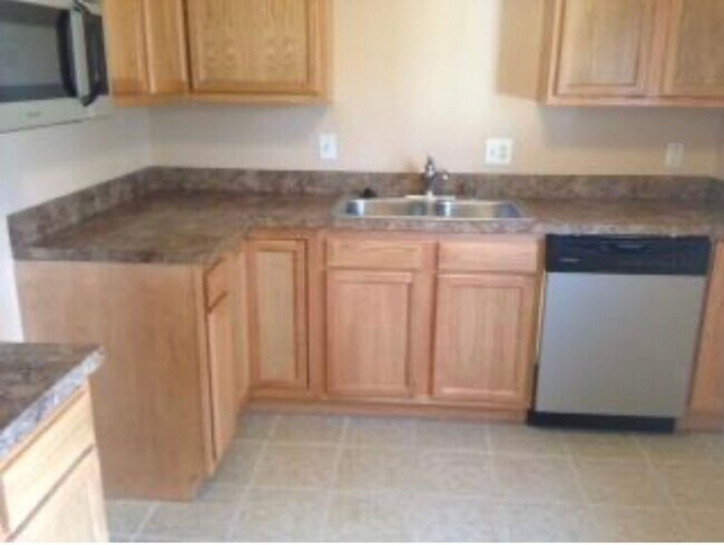 Foto del edificio - Charming 2 Bdrm/1.5 Bath Townhouse in South Hills