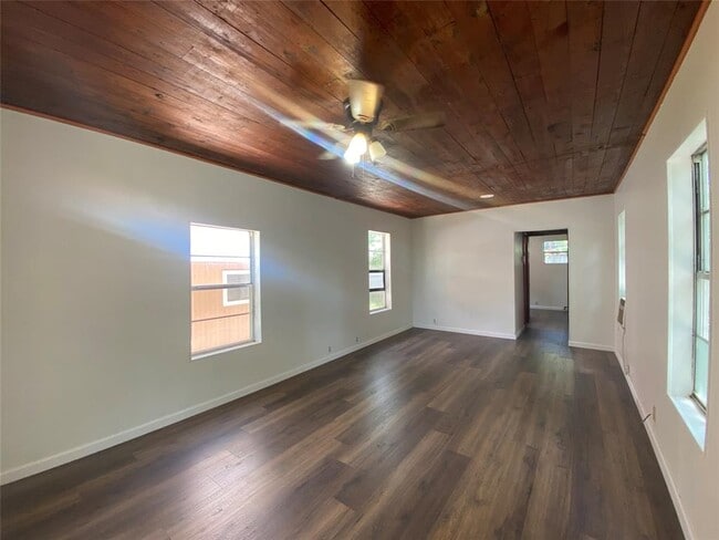 Building Photo - 1609 Matthews Ln