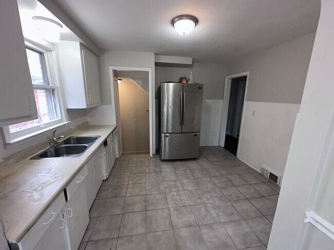Building Photo - Perfect 3 bed 1 bath for small family!