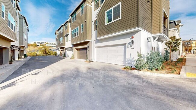 Building Photo - 419 Semillon Ln