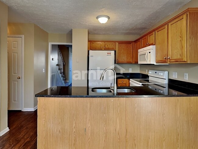 Building Photo - 280 Iris Dr