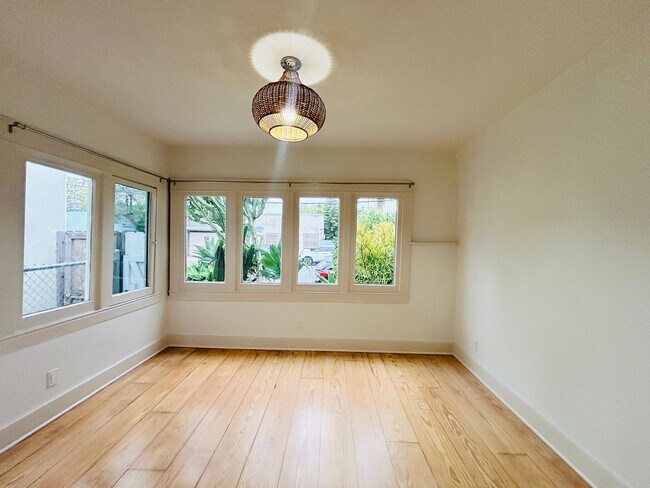 Foto del edificio - Live the true California lifestyle in this 2 bedroom 2 bathroom cottage, in Venice!