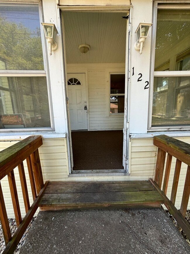 Building Photo - Updated 3BD/1.5BA