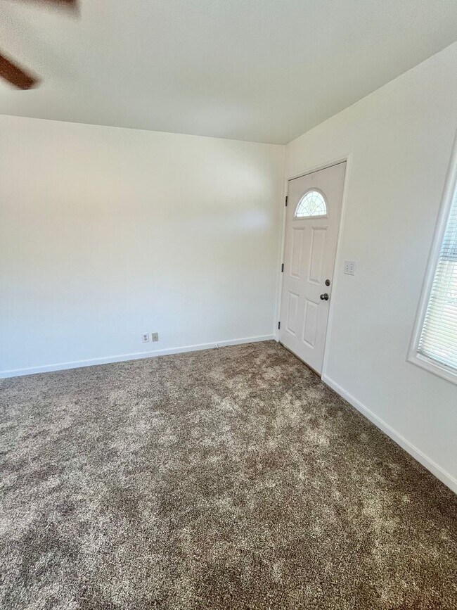 Foto del edificio - Vine Street Charmer 2 Bedroom 2 Bathroom Single Family Home Available 02/01/2026 **DO NOT DISTURB...