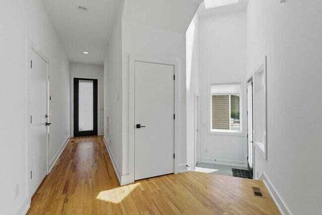 Foto del edificio - Beautiful 3-BR Property with Rooftop Deck!